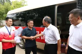 山东工业技师学院领导看望慰问世赛冠军孙伟龙及家属图片