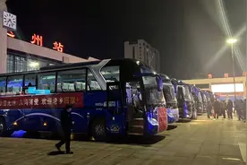 冰雪凝冻致20多趟火车晚点  四川达州30余辆长途大巴进站无缝对接图片