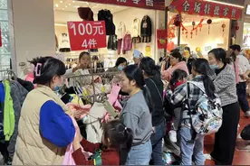 新春经济｜批发商转零售商：打折鞋服遭疯抢，有商户一天销量达上万件图片