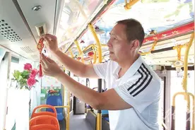 公交冯车长：“双语”说邯郸图片