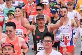 广马鸣枪开跑，三万跑友共赴十年之约图片