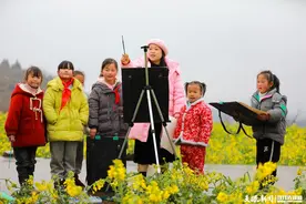 找春趣、画春天……学生花海写生绘春光图片