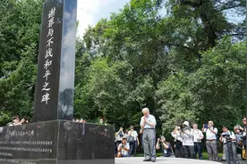日本战败投降79周年，央媒官微集中发布海报：勿忘历史，吾辈自强图片