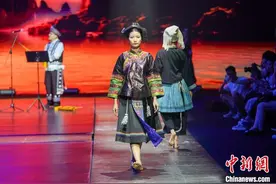 以新生设计力量传承民族服饰之美 广西民族服饰秀在邕盛大举行图片