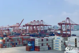 丝路港城行丨“蓝领”变“白领”  码头“黑科技”赋能港口智能化转型图片