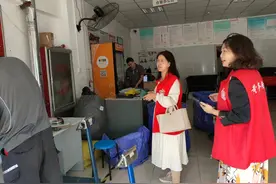 烟台民意通|颐山苑小区配电箱无安全标识  楼道堆满杂物图片
