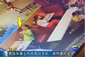 女孩手脚都被电肿，这样玩手机太危险……图片