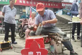 一把坏雨伞很快就“绽放”了，社区红领集市把服务送到居民家门口图片