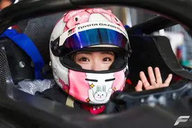 她是F1学院赛事的首位中国车手，为了赛车把脖子都练粗了图片