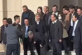 王树国今日卸任10年的西安交大校长职务，临别向师生三鞠躬致意图片