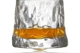 热水进“毒水”出，在冬季，这6种杯子不能拿来装开水图片