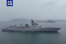 海军海南舰长沙舰编队抵港 两艘消防轮以水门礼欢迎图片