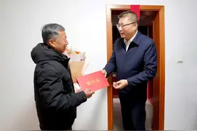 沈志栋王晓东走访慰问生活困难党员和群众图片
