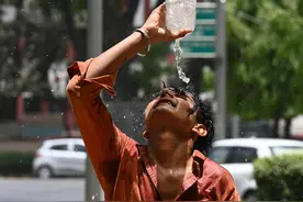 50℃+！极端高温炙烤印度，自来水都烫手图片
