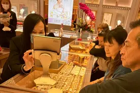 “挤不进门！找不到座！”每克便宜70元，真划算吗？图片