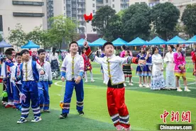 广西南宁：小学师生欢度广西“三月三”图片