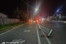 干啥事了，看到交警就跑！甚至不惜倒车逆行、撞护栏、刮蹭他车……图片