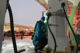 济南供电公司：冰雪天气特巡特护新能源汽车充电站图片