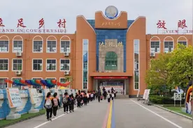 一位山村女校长的“百变身份”图片