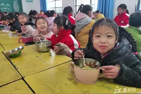 热腾腾的营养餐，暖了山里娃图片