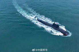 超霸气！潜艇踏浪而行也太帅了图片