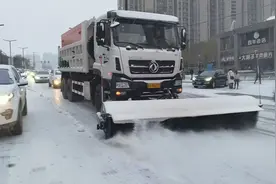兰州：以雪为令迅速行动，除雪铲冰保障畅通图片