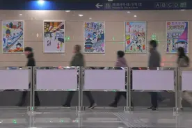 公益画展亮相地铁站，来看北京中小学生画笔下的“未来地铁”图片