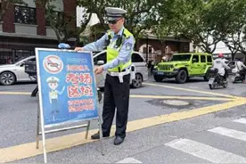 上海高考考生忘带身份证 民警接送一条龙补办图片