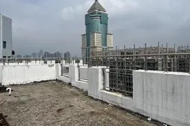 江汉区花楼水塔街高效更换顶楼防护网 守护居民“头顶安全”图片