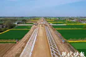 大丰港铁路支线首段路基填筑施工完成图片