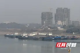 战枯水 护春运 31艘滞留船舶顺利通过株洲闸图片
