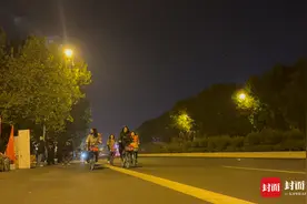探访火爆的“夜骑开封”：青春狂欢背后，安全考验在持续 | 封面头条图片