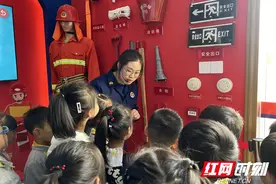 邵阳消防：消防队站开放迎萌娃 消防知识伴成长图片