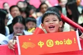 拳击综合：中国队拳手首败 花式助威吸睛图片