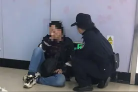 女乘客独自坐在地铁站通道哭泣，辅警暖心疏导帮其联系上家人图片