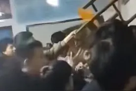 地震时西安文理学院一宿舍门打不开学生砸门逃出避险。校方回应：宿管洗漱没听到图片