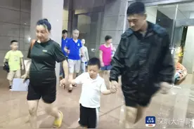深圳全城突降大暴雨 武警官兵翻山越岭救援孕妇、老幼图片