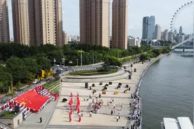 海河岸畔颂祖国图片
