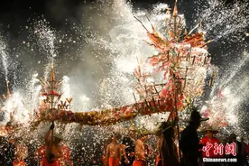 广东揭阳乔林烟花火龙贺岁迎春图片