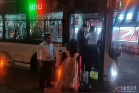国庆假期，济南公交与高铁精准接驳助旅客出行图片