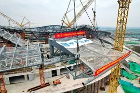 百吨钢结构空中“穿针引线”，揭秘我省首个6万座专业足球场图片