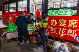 C视觉丨农家菜城里卖 青白江“惠农公交”专线抢“鲜”进城图片