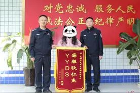 存了很多珍贵照片视频的平板电脑失而复得，女孩大赞民警“国服狄仁杰”图片