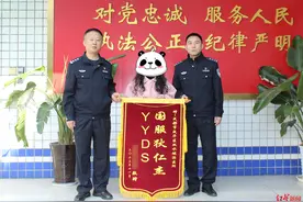 存了很多珍贵照片视频的平板电脑失而复得，女孩大赞民警“国服狄仁杰”图片