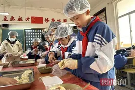 冬日的校园传递着感恩暖流，小学生包饺子送食堂阿姨图片