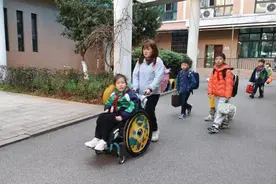 情暖求学路 ——长沙7岁“轮椅女孩”与师生“帮帮团”的故事图片