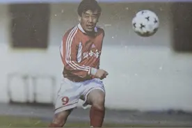 青岛足球百年史话㉗丨老海牛最早的9号矫春本曾多次入选历史最佳阵容，如今继续深耕海牛青训图片