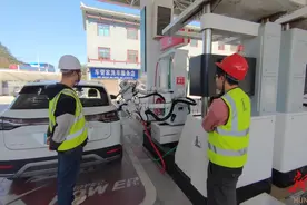 中国石化湘西石油分公司：智能机器人落户加能站图片