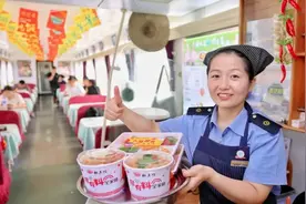 火车上也开始卖“盒饭版KFC”了？网友：还是长沙站的辣椒炒肉最有味图片