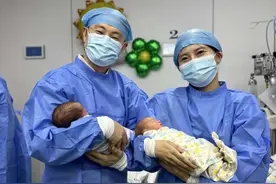 六一，在新生儿重症监护病房拍第一张全家福图片